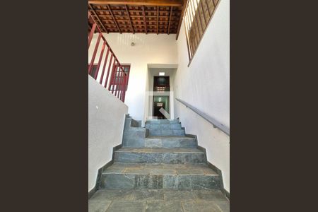 Escada de Acesso  de casa à venda com 3 quartos, 270m² em Jardim dos Oliveiras, Campinas