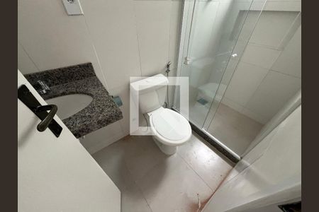Banheiro de kitnet/studio para alugar com 1 quarto, 24m² em Cacuia, Rio de Janeiro