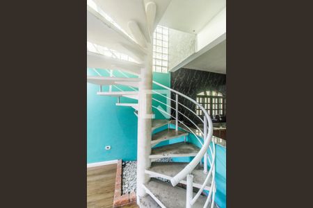 Escada de casa para alugar com 3 quartos, 158m² em Votupoca, Barueri