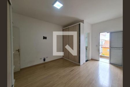 Quarto com móveis de madeira e iluminação natural, com vista para a rua. de casa à venda com 3 quartos, 300m² em Vila Granada, São Paulo