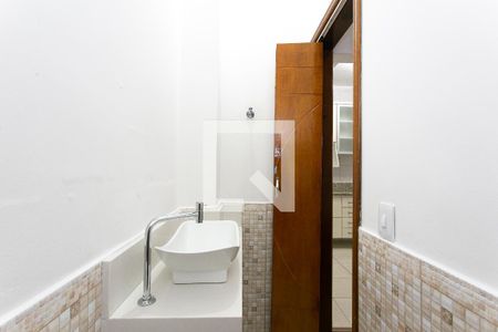 Lavabo de casa de condomínio para alugar com 2 quartos, 61m² em Vila Nhocuné, São Paulo