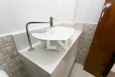 Lavabo de casa de condomínio para alugar com 2 quartos, 61m² em Vila Nhocuné, São Paulo