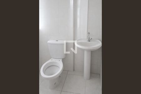 Banheiro de casa para alugar com 2 quartos, 45m² em Vila Portuguesa, São Paulo