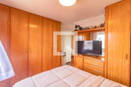 Quarto com cama, armários e TV, com vista para a cidade. de apartamento à venda com 5 quartos, 265m² em Jabaquara, São Paulo