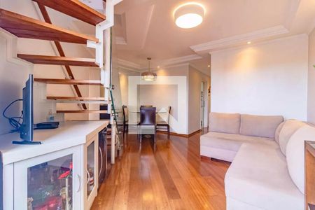 Sala de estar com sofá, TV e escada de madeira, iluminada por lâmpadas e com vista para a cidade. de apartamento à venda com 5 quartos, 265m² em Jabaquara, São Paulo