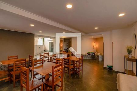 Sala de jantar com mesa e cadeiras de madeira, iluminação adequada, piso de porcelanato e parede de tijolos. de apartamento à venda com 5 quartos, 265m² em Jabaquara, São Paulo