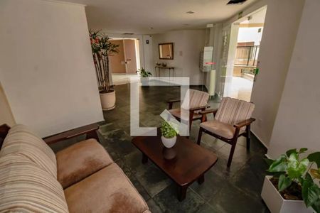 Sala de espera com sofá e cadeiras, iluminada por luz natural e artificial. de apartamento à venda com 5 quartos, 265m² em Jabaquara, São Paulo