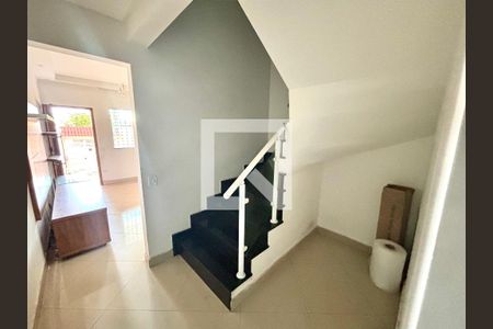 Escada de casa para alugar com 3 quartos, 156m² em Jardim Triana, São Paulo