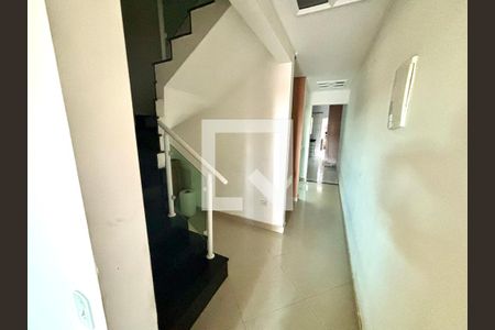 Corredor de casa para alugar com 3 quartos, 156m² em Jardim Triana, São Paulo