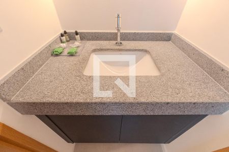 Banheiro de kitnet/studio para alugar com 1 quarto, 37m² em República, São Paulo