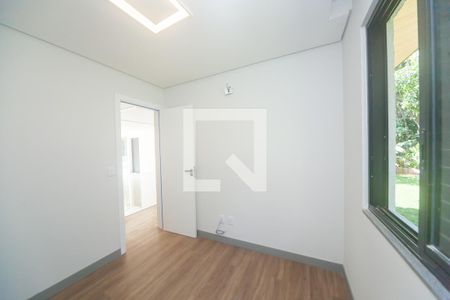 quarto  de casa de condomínio à venda com 5 quartos, 380m² em Retiro do Chale, Brumadinho
