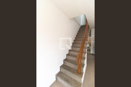 Escada de casa para alugar com 4 quartos, 150m² em Vila Santo Estefano, São Paulo