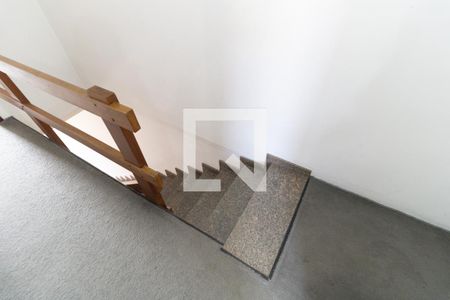 Escada de casa para alugar com 4 quartos, 150m² em Vila Santo Estefano, São Paulo