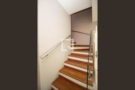 Escada de casa à venda com 3 quartos, 230m² em Vila Zat, São Paulo