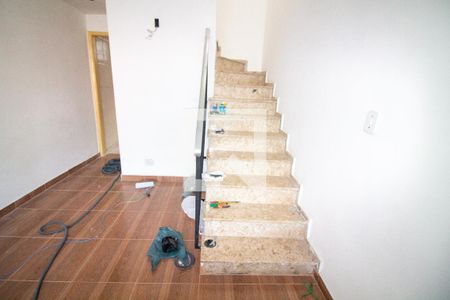 Escada de casa para alugar com 2 quartos, 125m² em Parque Colonial, São Paulo