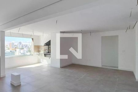 Banheiro com piso de porcelanato e pia em madeira, com vista para a cidade. de apartamento à venda com 3 quartos, 117m² em Centro, São Bernardo do Campo