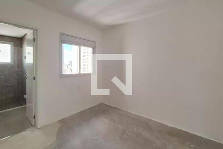 Banheiro com chuveiro e piso de porcelanato, com janela pequena e iluminação boa. de apartamento à venda com 3 quartos, 117m² em Centro, São Bernardo do Campo
