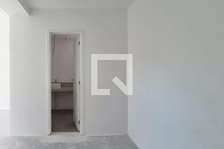 Parede branca com porta aberta, mostrando uma pequena área com piso de cerâmica e uma pia. de apartamento à venda com 3 quartos, 117m² em Centro, São Bernardo do Campo