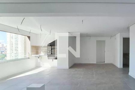 Banheiro com piso de porcelanato, pia e vaso sanitário brancos, e janela com vista para edifícios altos. de apartamento à venda com 3 quartos, 117m² em Centro, São Bernardo do Campo