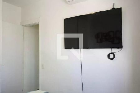Televisão montada na parede, com fio exposto, em uma sala branca e simples. de apartamento à venda com 2 quartos, 57m² em Brás, São Paulo
