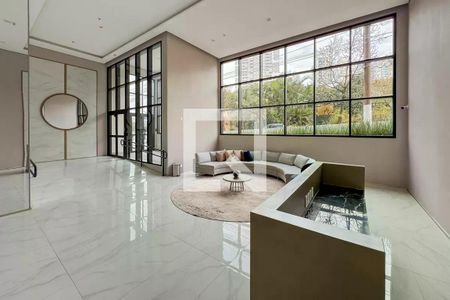 Sala de estar com sofá circular e janela grande, iluminada por luz natural e com piso de porcelanato. de apartamento para alugar com 1 quarto, 28m² em Ipiranga, São Paulo