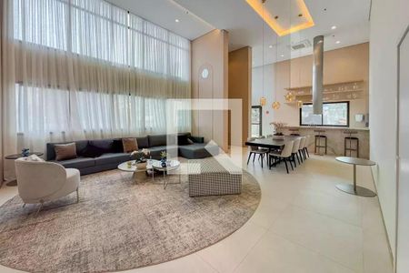 Sala de estar com sofá, mesas e cadeiras, iluminada por lâmpadas e com vista para a rua. de apartamento para alugar com 1 quarto, 28m² em Ipiranga, São Paulo