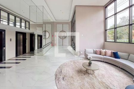 Sala de entrada com elevador e escada, com iluminação natural e decoração minimalista. de apartamento para alugar com 1 quarto, 28m² em Ipiranga, São Paulo