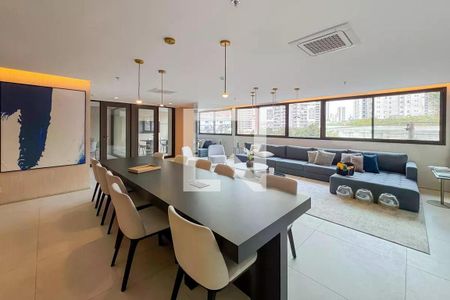 Sala de estar com mesa de jantar e sofá em um apartamento moderno. de apartamento para alugar com 1 quarto, 28m² em Ipiranga, São Paulo