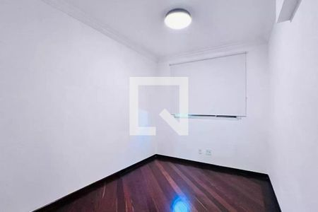 Sala com piso de madeira e iluminação natural através de janela grande. de apartamento à venda com 3 quartos, 110m² em Bosque, Campinas