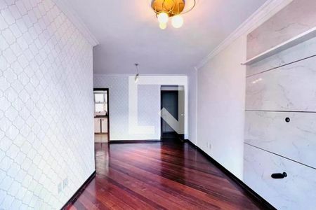 Sala com paredes brancas, piso de madeira e iluminação adequada. de apartamento à venda com 3 quartos, 110m² em Bosque, Campinas