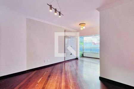 Sala com piso de madeira, iluminação adequada e móveis minimalistas. de apartamento à venda com 3 quartos, 110m² em Bosque, Campinas