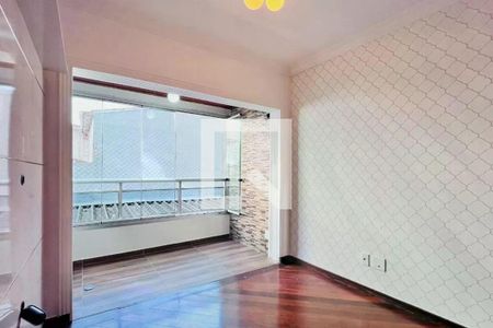 Parede com janela e balcão, vista para o lado de fora, com madeira no chão e teto branco. de apartamento à venda com 3 quartos, 110m² em Bosque, Campinas