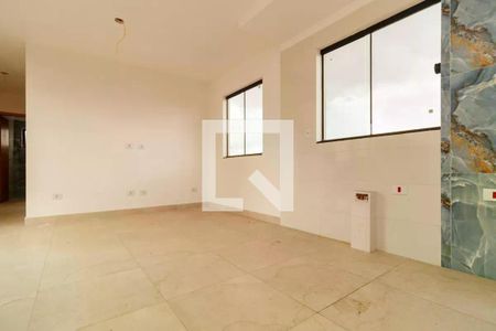 Espaço vázio com janela e parede branca, piso de porcelanato e iluminação natural. de apartamento à venda com 2 quartos, 119m² em Vila Nivi, São Paulo