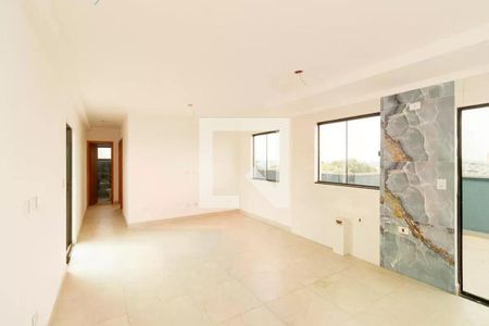 Espaço vazio com paredes brancas e piso de porcelanato, com janelas pequenas e iluminação pór-baixa. de apartamento à venda com 2 quartos, 119m² em Vila Nivi, São Paulo