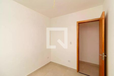 Quarto com paredes brancas e piso de porcelanato, sem móveis ou decoração. de apartamento à venda com 2 quartos, 119m² em Vila Nivi, São Paulo