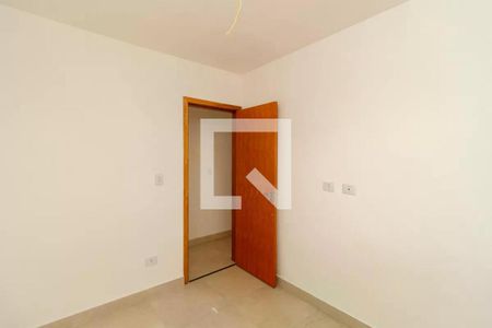 Porta de madeira simples em um quarto com piso de porcelanato e iluminação natural. de apartamento à venda com 2 quartos, 119m² em Vila Nivi, São Paulo