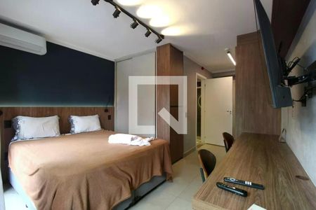 Quarto com cama de casal, ar condicionado e TV na parede, com uma porta para o banheiro e uma porta para a varanda. de apartamento à venda com 1 quarto, 26m² em Moema, São Paulo