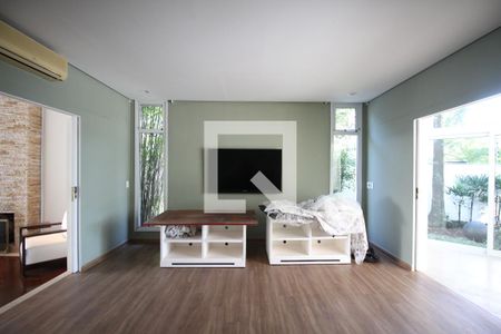 Sala de TV de casa para alugar com 6 quartos, 700m² em Jardim Guedala, São Paulo