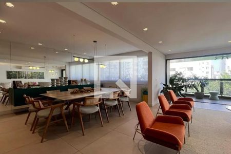 Sala com mesa de madeira e cadeiras de madeira e tecido, com vista para a varanda e jardim. de apartamento à venda com 4 quartos, 265m² em Pinheiros, São Paulo