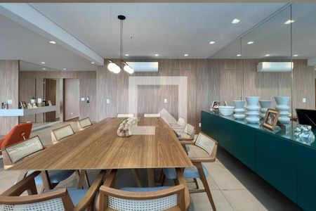 Sala com mesa de madeira e cadeiras de madeira e tecido, com um aparador de madeira e um espelho grande na parede. de apartamento à venda com 4 quartos, 265m² em Pinheiros, São Paulo