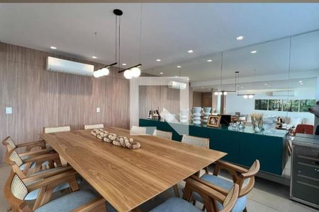 Sala com mesa de madeira e cadeiras de madeira e tecido, com iluminação moderna e decoração minimalista. de apartamento à venda com 4 quartos, 265m² em Pinheiros, São Paulo