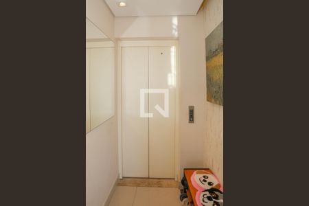 Hall do elevador de apartamento à venda com 3 quartos, 118m² em Vila Anglo Brasileira, São Paulo