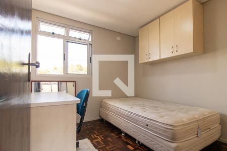 Quarto 1 de apartamento para alugar com 2 quartos, 58m² em Uberaba, Curitiba
