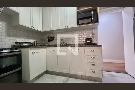 Cozinha de apartamento à venda com 2 quartos, 72m² em Cambuí, Campinas