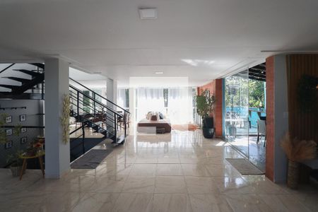 Sala  de casa de condomínio à venda com 3 quartos, 500m² em Vila Irmaos Arnoni, São Paulo