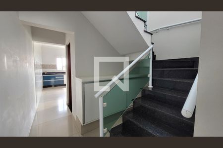 Escadas de casa para alugar com 2 quartos, 167m² em Jardim Amazonas, Itaquaquecetuba