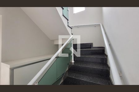 Escadas de casa para alugar com 2 quartos, 167m² em Jardim Amazonas, Itaquaquecetuba