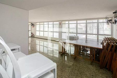 Sala de reuniões com mesa e cadeiras, iluminada por janelas grandes e ventilada por ventiladores. de apartamento à venda com 5 quartos, 93m² em Bosque da Saúde, São Paulo