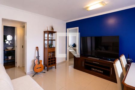 Sala de estar com TV e móveis de madeira, com vista para a cidade. de apartamento à venda com 5 quartos, 93m² em Bosque da Saúde, São Paulo