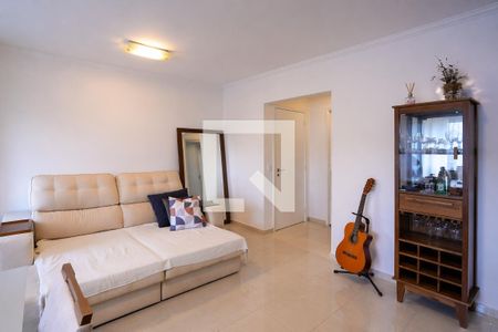 Sala de estar com sofá e mesa de centro, iluminação natural e decoração simples. de apartamento à venda com 5 quartos, 93m² em Bosque da Saúde, São Paulo